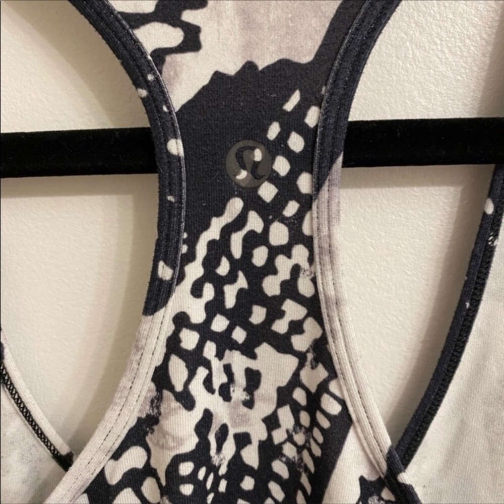 LULULEMON RACER BACK NULU TANK SZ 10 GREAT CONDITION BLACK AND WHITE PRINT - Picture 3 of 3